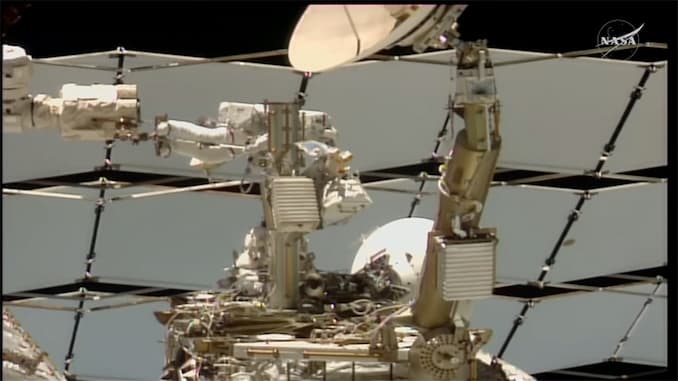 Astronauter fjerner defekt antenne; løber tør for tid til at installere en reserve