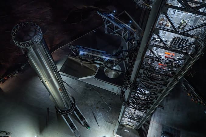 SpaceX's Super Heavy-booster ankommer til affyringsrampen forud for første orbitale Starship-opsendelse