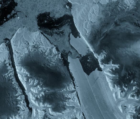 Sentinel-1 captures major ice loss from Greenland glacier